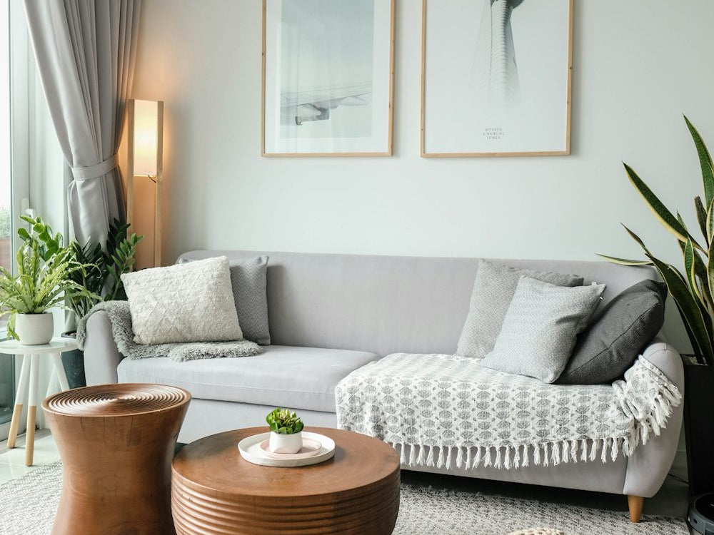 Complement Your Bedside Rug with Coordinating Decor Elements_pic1