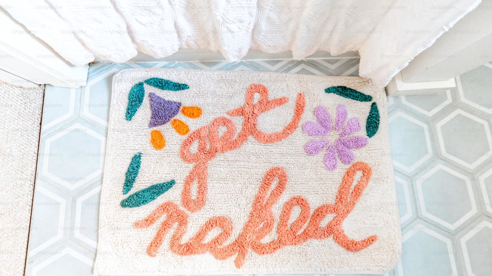 Updating Your Bedroom Decor with a Trendy Bedside Rug_pic1